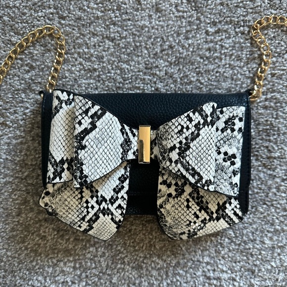 Cute bow crossbody, built in wallet - Picture 2 of 6